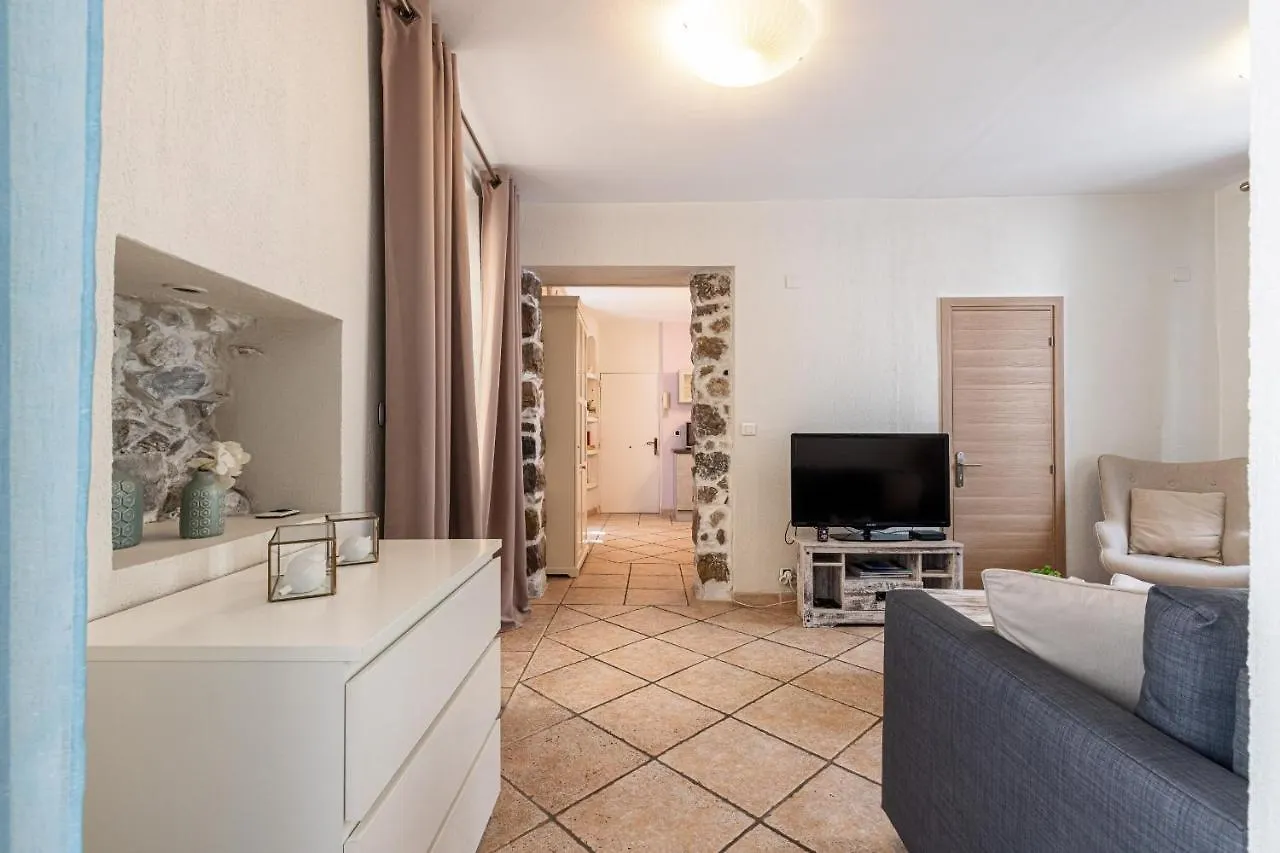 1 Bedroom Apartment In Nice Port