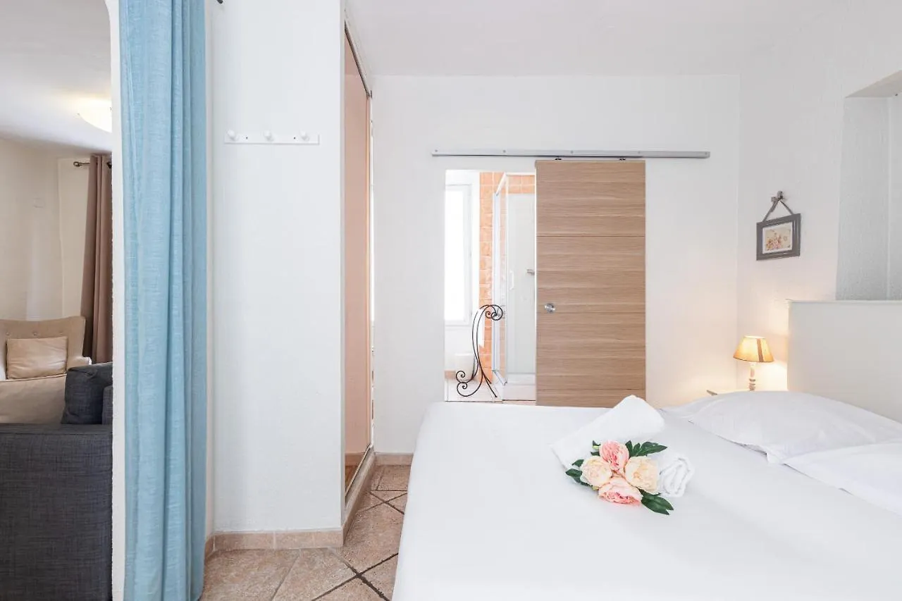 1 Bedroom Apartment In Nice Port